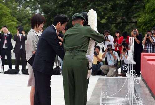 Photograph of the Prime Minister laying a wreath at the Martyrs' Mausoleum 1