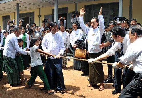 Photograph of the Prime Minister visiting Lat Yat San Friends Elementary School 2