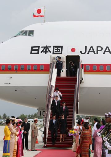 Photograph of the Prime Minister arriving in Naypyidaw, the capital city