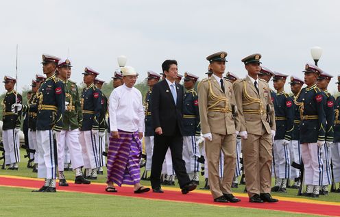 Photograph of the Prime Minister reviewing the guard of honor during the welcome ceremony