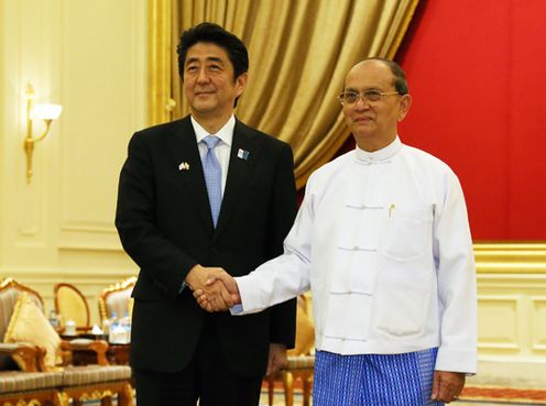 Photograph of Prime Minister Abe shaking hands with President Thein Sein