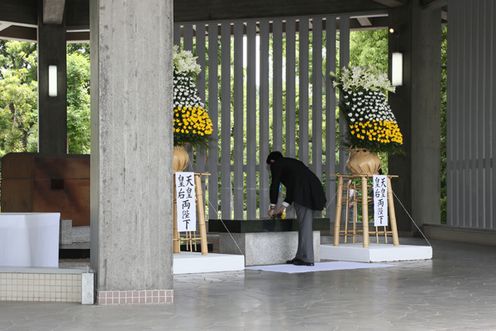 Photograph of the Prime Minister offering a flower at the Ceremony of Reverence at Chidorigafuchi National Cemetery 2
