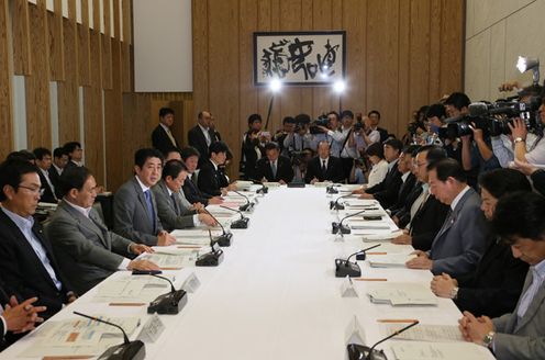 Photograph of the Prime Minister delivering an address at the meeting of the Headquarters for Promoting Decentralization Reform 2