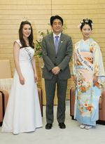 Photograph of the Prime Minister receiving a courtesy call from the United States Cherry Blossom Queen 1