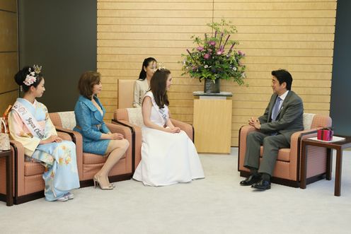 Photograph of the Prime Minister receiving a courtesy call from the United States Cherry Blossom Queen 2