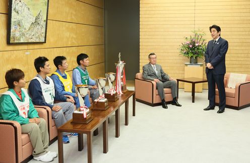 Photograph of the Prime Minister receiving a courtesy call from the winners of the National Truck Driver Contest