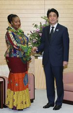 Photograph of Prime Minister Abe receiving a courtesy call from United Nations Millennium Development Goals Envoy for Africa Yvonne Chaka Chaka 1