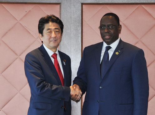 Photograph of Prime Minister Abe shaking hands with President Macky Sall of the Republic of Senegal