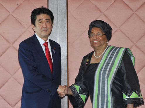 Photograph of Prime Minister Abe shaking hands with President Ellen Johnson Sirleaf of the Republic of Liberia