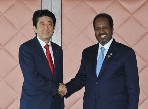 Photograph of Prime Minister Abe shaking hands with President Hassan Sheikh Mohamud of the Federal Republic of Somalia