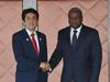 Photograph of Prime Minister Abe shaking hands with President John Dramani Mahama of the Republic of Ghana