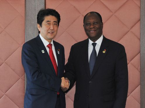 Photograph of Prime Minister Abe shaking hands with President Alassane Ouattara of the Republic of Cote d'Ivoire