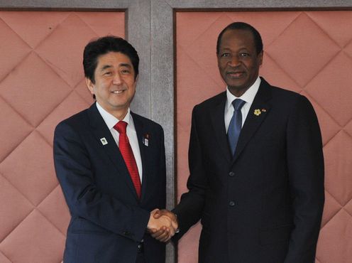 Photograph of Prime Minister Abe shaking hands with President Blaise Compaore? of Burkina Faso
