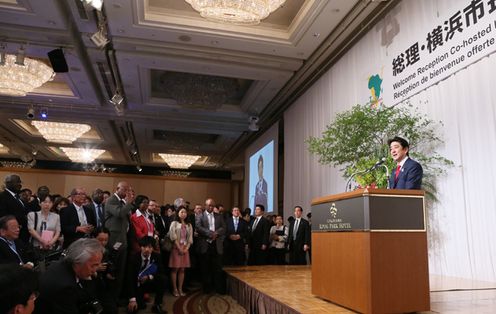 Photograph of the Prime Minister delivering an address at the welcome reception co-hosted by the Prime Minister and the Mayor of Yokohama City