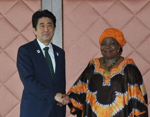 Photograph of Prime Minister Abe shaking hands with Chairperson of the Commission of the African Union (AU) Nkosazana Clarice Dlamini Zuma
