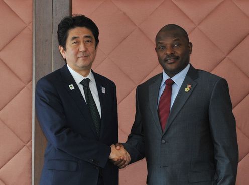 Photograph of Prime Minister Abe shaking hands with President of the Republic of Burundi Pierre Nkurunziza