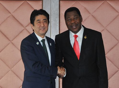 Photograph of Prime Minister Abe shaking hands with President of the Republic of Benin Thomas Boni Yayi