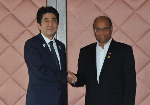 Photograph of Prime Minister Abe shaking hands with President of the Republic of Tunisia Moncef Marzouki