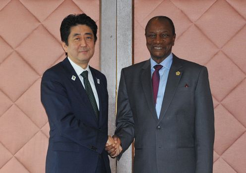 Photograph of Prime Minister Abe shaking hands with President of the Republic of Guinea Alpha Condé.