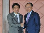 Photograph of Prime Minister Abe shaking hands with President of the World Bank Jim Yong Kim