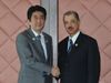 Photograph of Prime Minister Abe shaking hands with President of the Republic of Seychelles James Alix Michel