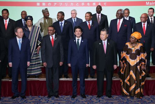 A commemorative photograph session with the leaders of various countries (1)