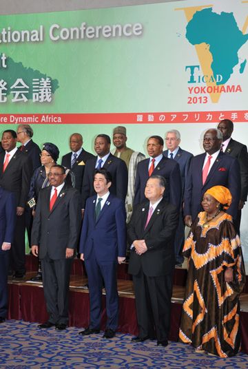 A commemorative photograph session with the leaders of various countries (3)