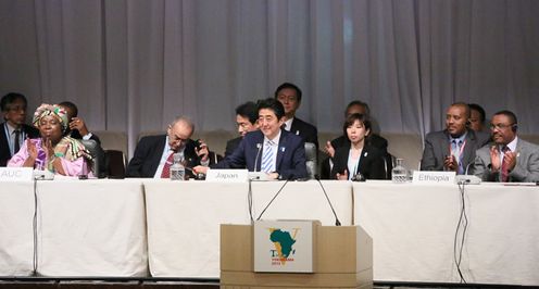 Photograph of the Prime Minister giving his closing remarks at the TICAD V Closing Session