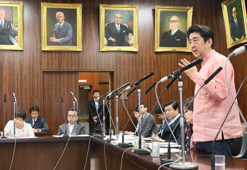 Photograph of the Prime Minister answering questions at the meeting of the Committee on Economy and Industry of the House of Councillors (2)