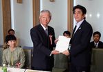 Photograph of Prime Minister Abe receiving a report from the Chair of the Regulatory Reform Council, Mr. Motoyuki Oka