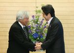 Photograph of the Prime Minister receiving a courtesy call from Mr. Yuichiro Miura (1)