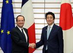 Photograph of Prime Minister Abe shaking hands with President of the French Republic Francois Hollande