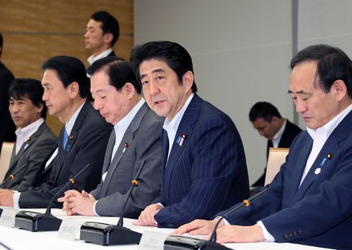 Photograph of the Prime Minister delivering an address at the meeting of the Ministerial Council on the Promotion of Japan as a Tourism-Oriented Country (1)