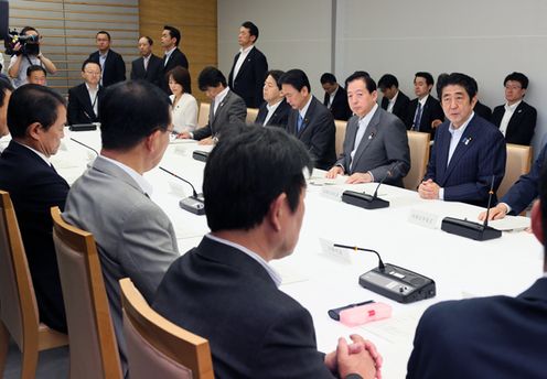 Photograph of the Prime Minister delivering an address at the meeting of the Ministerial Council on the Promotion of Japan as a Tourism-Oriented Country (2)