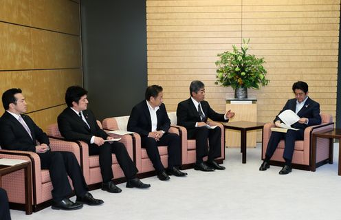 Photograph of the Prime Minister receiving a request on the Establishment of New National Defense Program Guidelines (2)