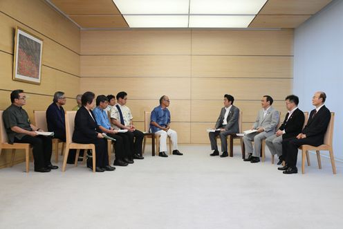 Photograph of the Prime Minister receiving a request from the Council for Promotion of Dezoning and Reutilization of Military Land in Okinawa (2)