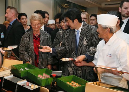Photograph of the Prime Minister introducing Japanese food at the 