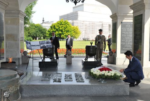 Photograph of the Prime Minister laying a wreath at the Tomb of the Unknown Soldier
