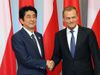Photograph of Prime Minister Abe being welcomed by the Prime Minister of the Republic of Poland, Mr. Donald Tusk