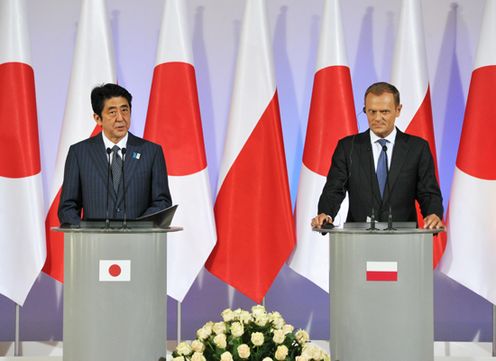 Photograph of the Prime Minister holding the Japan-Poland joint press conference