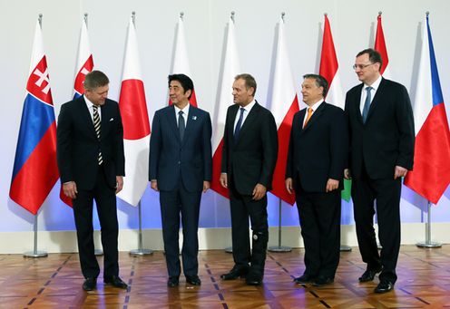 Photograph of the Prime Minister attending the V4 plus Japan commemorative photograph session
