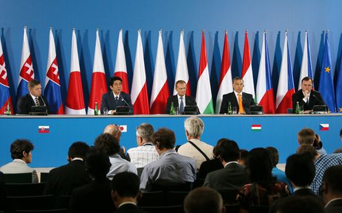 Photograph of the Prime Minister holding the V4 plus Japan joint press conference (2)