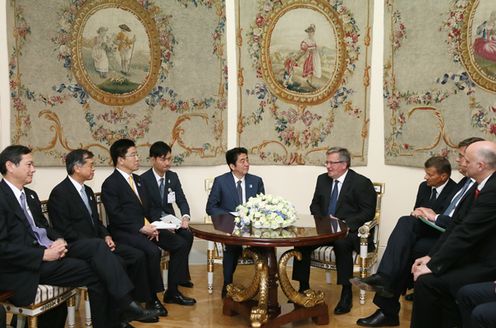 Photograph of Prime Minister Abe holding talks with the President of the Republic of Poland, Mr. Bronislaw Komorowski