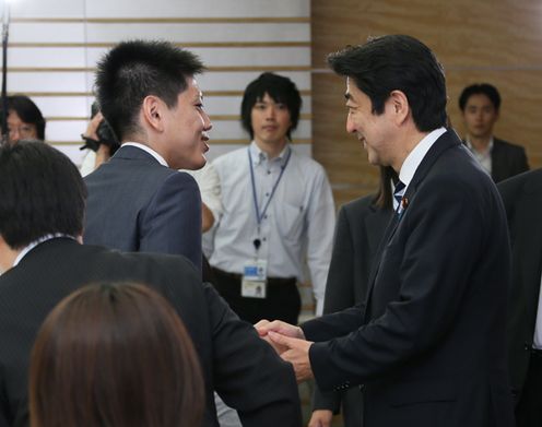 Photograph of the Prime Minister shaking hands with a participant from the private sector