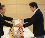 Photograph of the Prime Minister receiving a courtesy call from the Mayor of Yachimata City