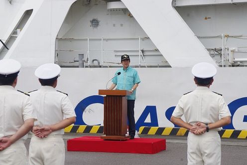 Photograph of the Prime Minister offering words of encouragement to the personnel at the Ishigaki Coast Guard Office (2)