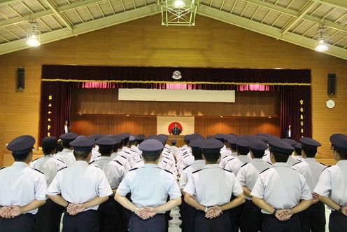 Photograph of the Prime Minister offering words of encouragement to Self-Defense Force personnel at the Miyakojima Sub Base of the Japan Air Self-Defense Force (2)