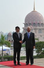 Photograph of Prime Minister Abe shaking hands with Prime Minister Najib Razak