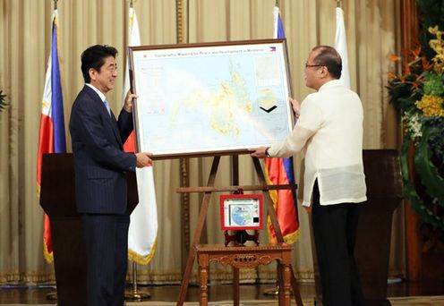 Photograph of the Prime Minister presenting a digital map of Mindanao (1)