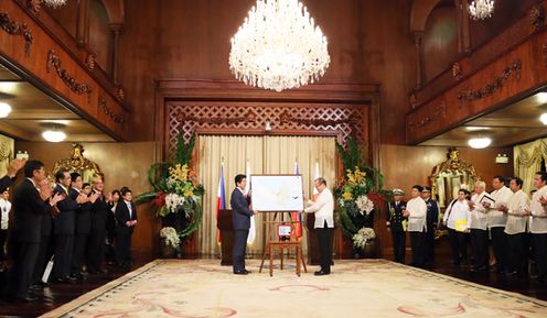 Photograph of the Prime Minister presenting a digital map of Mindanao (2)